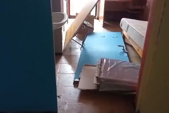 Καταγγελίες φοιτητών εστιών ΕΜΠ για σπάσιμο θυρών και δέσιμο από την ΕΛ.ΑΣ