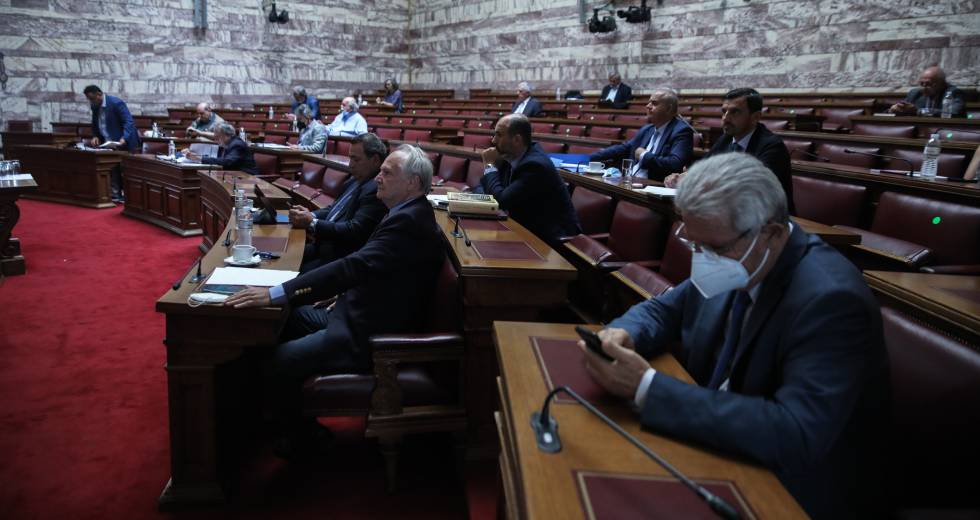 Κρύφτηκαν πίσω απ’ το απόρρητο για τις παρακολουθήσεις