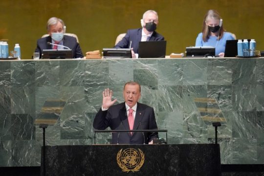 Επίθεση κατά της Αθήνας από Ερντογάν για προσφυγικό και Αιγαίο