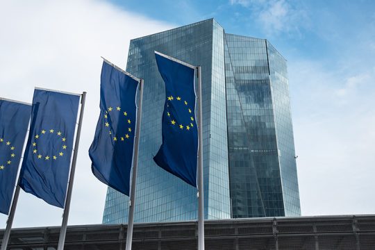Η ΕΚΤ, τα μπόνους στις τράπεζες και τα θύματα της ύφεσης