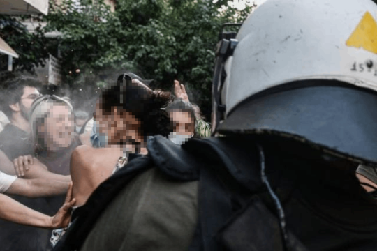 Τραμπουκισμό και ξυλοδαρμό γυναίκας απ’ τα ΜΑΤ στα Εξάρχεια καταγγέλλει η Α. Παπαρούσου