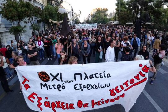 Εξάρχεια: Οι κάτοικοι αντιστέκονται – Η αστυνομία ρίχνει χημικά