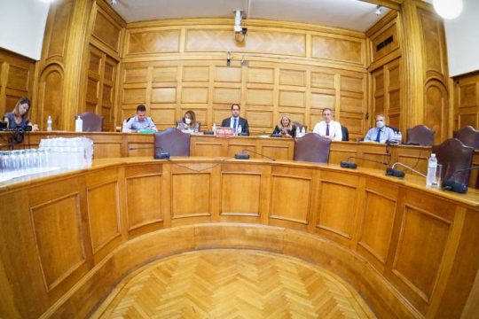 Εξεταστική-υποκλοπές: Πέφτουν οι γραμμές άμυνας της κυβέρνησης