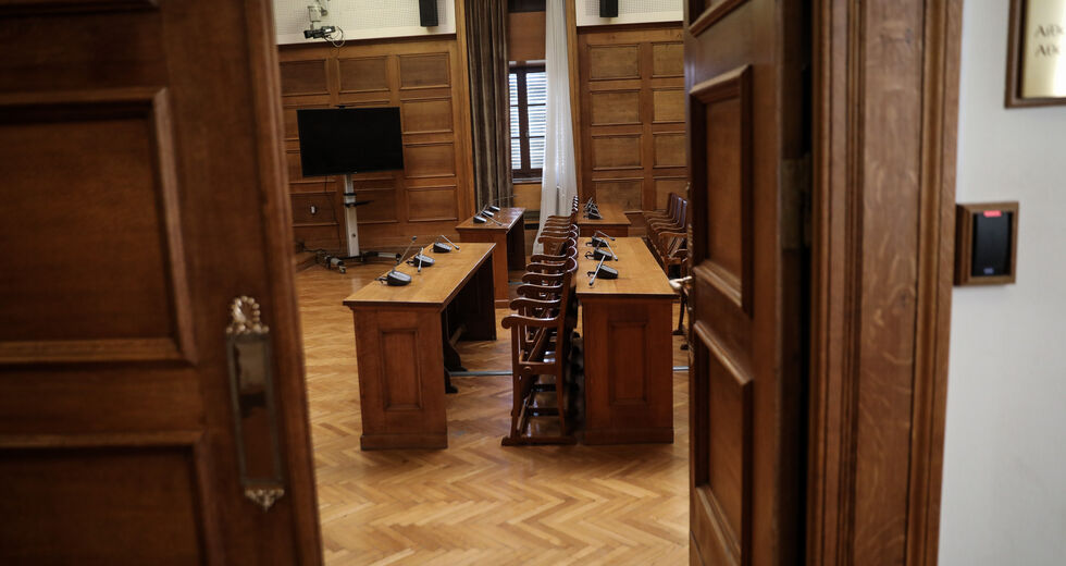 Επιχείρηση «απόλυτο σκότος» στην Εξεταστική για τις υποκλοπές