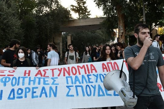 Θα ’ρθουν μια νύχτα ξαφνικά…