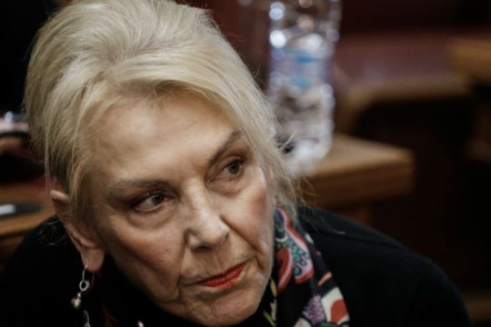Πιπιλή εκτός «γαλάζιας» γραμμής για τα τραπεζοκαθίσματα