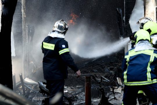 Ένας τραυματίας από τη φωτιά σε κατάστημα με φιάλες υγραερίου