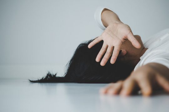 Στο εδώλιο ο αστυνομικός που εξέδιδε τη 19χρονη στην Ηλιούπολη