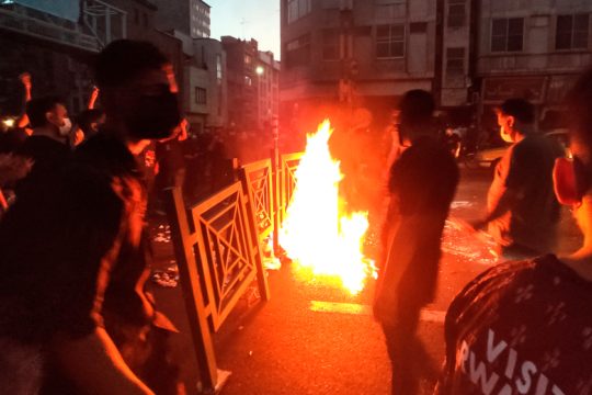 Το Ιράν στις «φλόγες» – Ο στρατός προαναγγέλλει μακελειό
