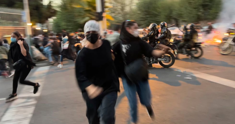Οι γυναίκες αψηφούν την καταστολή και βάζουν «φωτιά» στην ιρανική κοινωνία