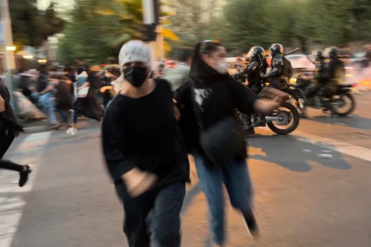Στους δρόμους για 12η νύχτα οι Ιρανοί – Με μένος και αίμα η καταστολή