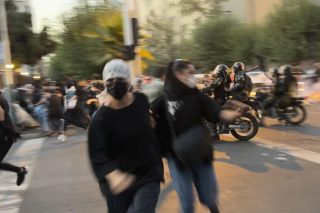 Οι Ιρανές εξεγείρονται και ποιος τις σταματάει