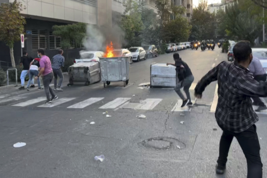 Μαζικές διαδηλώσεις με νεκρούς στο Ιράν – Καίνε μαντίλες, κόβουν μαλλιά