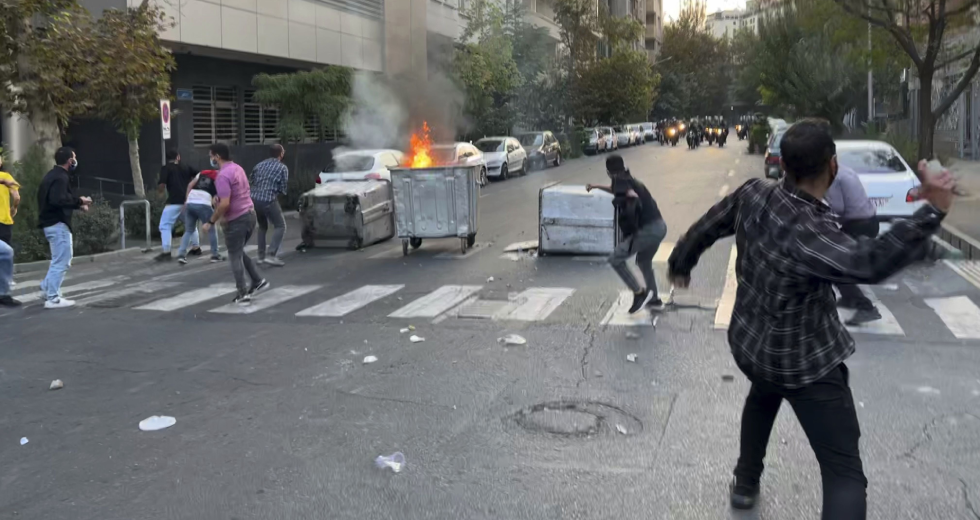 Μαζικές διαδηλώσεις με νεκρούς στο Ιράν – Καίνε μαντίλες, κόβουν μαλλιά