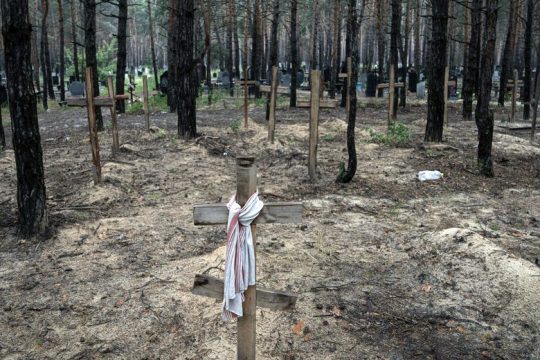 Διεθνής κατακραυγή για τους ομαδικούς τάφους στο Ιζιούμ