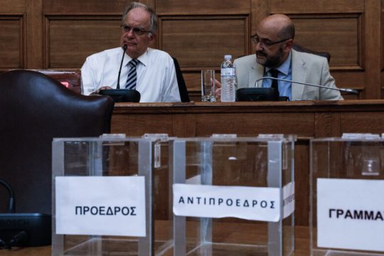 Στο σκοτάδι και με τη βούλα