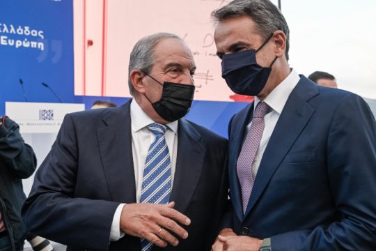 «Πουλάνε τρέλα» για να κλείσει το θέμα Καραμανλή