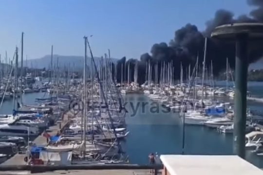 Πυρκαγιά σε ελλιμενισμένα σκάφη στη μαρίνα Γουβιών Κέρκυρας