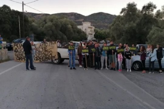Γονείς έκλεισαν δρόμο στην Κάντανο για την υποβάθμιση του Δημοτικού Σχολείου