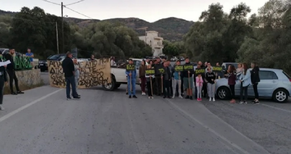 Γονείς έκλεισαν δρόμο στην Κάντανο για την υποβάθμιση του Δημοτικού Σχολείου