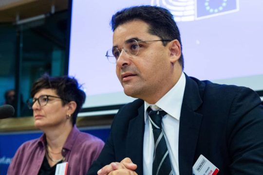 Το Ευρωκοινοβούλιο τραβάει το αυτί της κυβέρνησης για τις παρακολουθήσεις