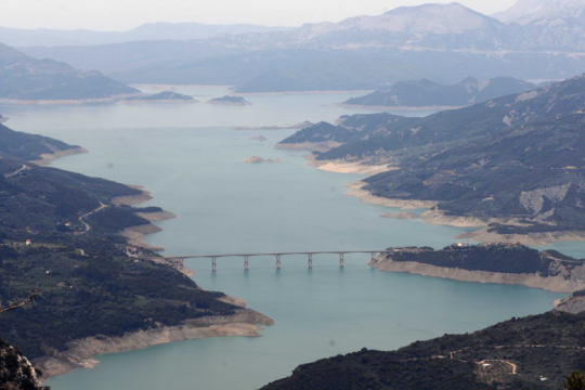 Βατραχάνθρωποι στην λίμνη Κρεμαστών για τη 48χρονη που αγνοείται