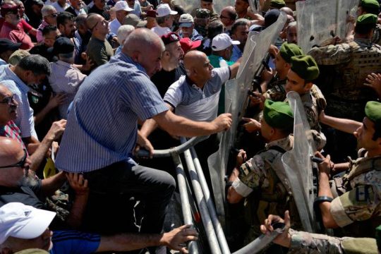 Η αστυνομία κατά συνταξιούχων στον Λίβανο, μερικό άνοιγμα των τραπεζών