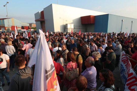 Μαλαματίνα: «Κατάληψη» του εργοστασίου απ’ τα ΜΑΤ – «Η τρομοκρατία δεν θα περάσει» απαντούν οι απεργοί