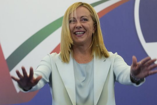 Η Μελόνι, οι εταίροι της και ο Πάπας