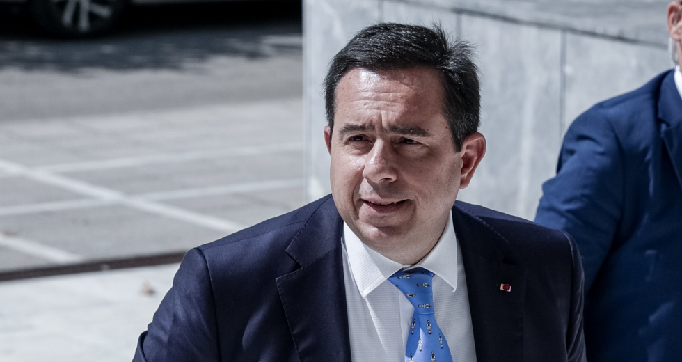 Υπουργός – κομπάρσος: Για γέλια ή για κλάματα;