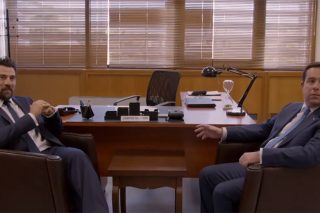 Εμείς περιμέναμε να ντραπεί, αλλά ο Μηταράκης παίζει σε σίριαλ τον… υπουργό