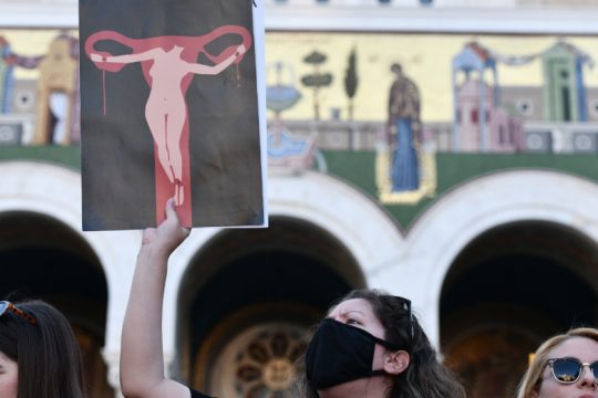 «Δικό μου το σώμα»: Δυναμική διαμαρτυρία γυναικών στη Μητρόπολη