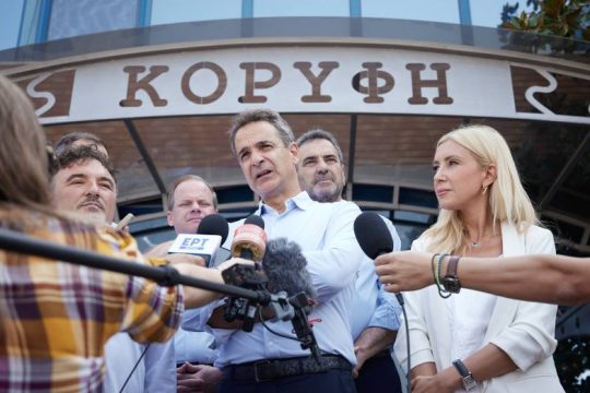 Έπαρση Μητσοτάκη και τα βάρη στην αντιπολίτευση