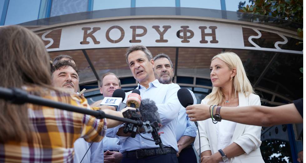 Έπαρση Μητσοτάκη και τα βάρη στην αντιπολίτευση
