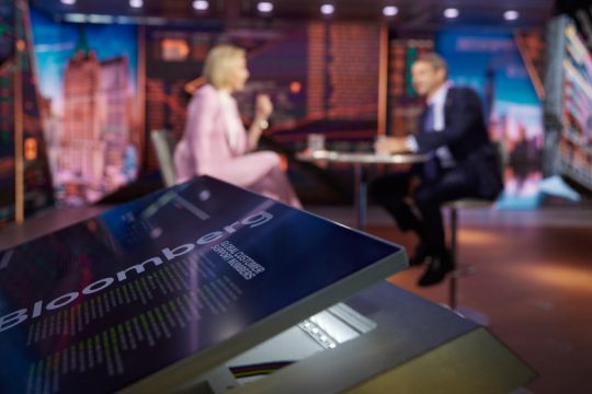 Ο Μητσοτάκης, το Bloomberg και το σκάνδαλο τύπου Τζέιμς Μποντ