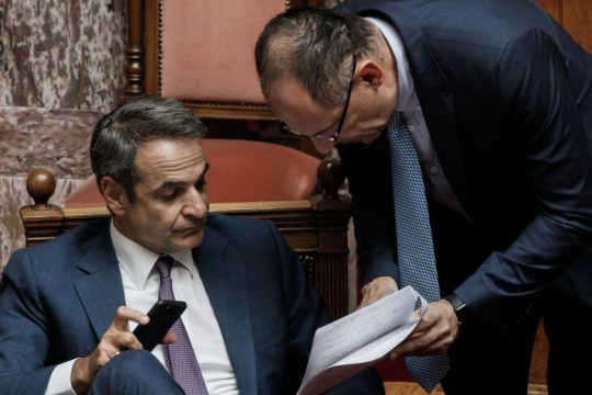 Υποκλοπές: «Βουλιάζει» απομονωμένη η κυβέρνηση