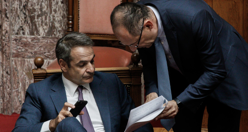 Υποκλοπές: «Βουλιάζει» απομονωμένη η κυβέρνηση