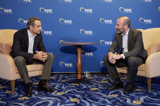 Μητσοτάκης – Βέμπερ στο δικό τους «παράλληλο σύμπαν»