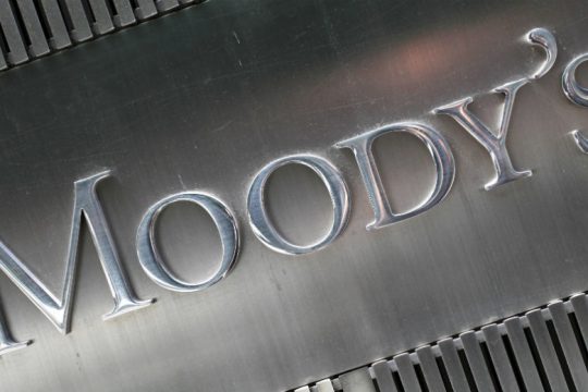 Μικρότερη ανάπτυξη βλέπουν για το 2023 η Moody’s και η UniCredit