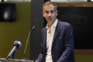 To δις εξαμαρτείν της Αλεξίας Εβερτ εκθέτει τον δήμαρχο