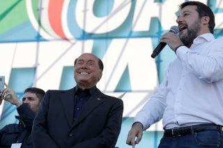 Η Μελόνι… πληγώνει Σαλβίνι – Μπερλουσκόνι