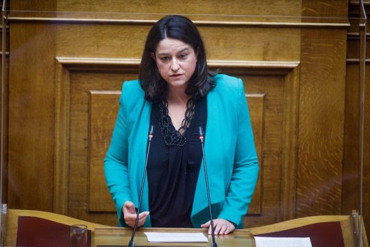 Εκπαιδευτικοί: «Ενδυναμώνονται» δουλεύοντας και μετά από το σχολείο! Έτσι κ. Κεραμέως;