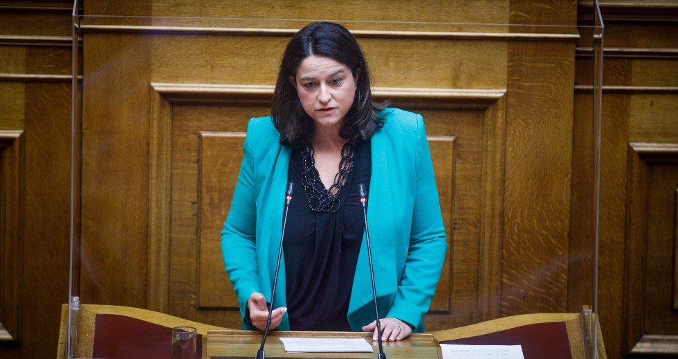 Εκπαιδευτικοί: «Ενδυναμώνονται» δουλεύοντας και μετά από το σχολείο! Έτσι κ. Κεραμέως;