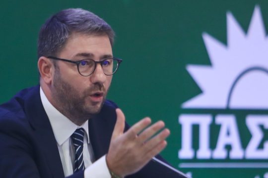 Διμέτωπος Ανδρουλάκη κατά Μητσοτάκη-Τσίπρα: «Θέλουν να διαμοιράσουν τα ιμάτια του ΠΑΣΟΚ»
