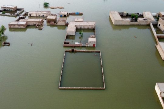 Διεθνής βοήθεια, εκατοντάδες διασώσεις και πάνω από 1.200 νεκροί στο Πακιστάν