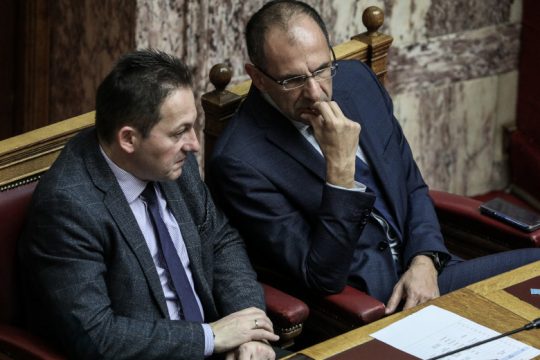 «Φωτιές» Πέτσα σε Γεραπετρίτη για τις υποκλοπές – Εξηγήσεις ζητά το ΠΑΣΟΚ