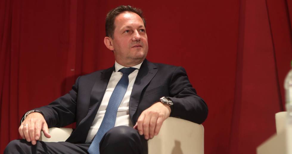 Προσπαθεί να δικαιoλογήσει ο Πέτσας το «όποιος δεν προσαρμόζεται πεθαίνει»