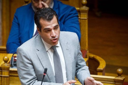 Θυελλώδης κόντρα για τους θανάτους εκτός ΜΕΘ στη Βουλή [ Live ]