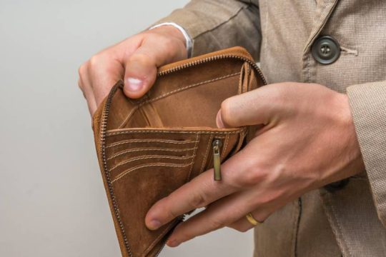 Έρευνα: 8 στους 10 δεν είδαν αύξηση μισθού κι οι 7 μείωσαν τα τρόφιμα