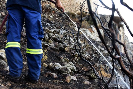 Παίζουν με τη… φωτιά στο δάσος της Λέσβου
